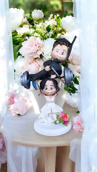 Topo de Bolo Casamento Academia Noiva Levantando a Noivo