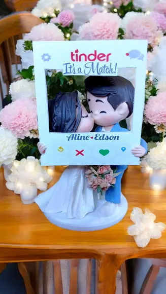 Topo de Bolo Casamento Noivo Beijando a Noiva Tinder