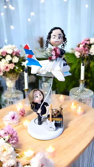 Topo de Bolo Casamento Noivinhos no Avião Guitarra Biscuit