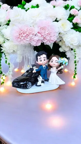 Topo de Bolo Casamento Noivinhos com Carro Gatinhos