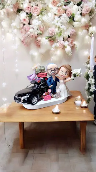 Topo de Bolo Casamento Noivos com Carro Malas Viagem Gatos