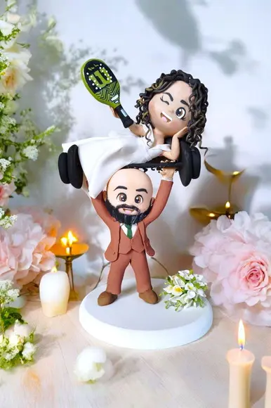 Topo de Bolo Casamento Academia Noivo Levantando a Noiva