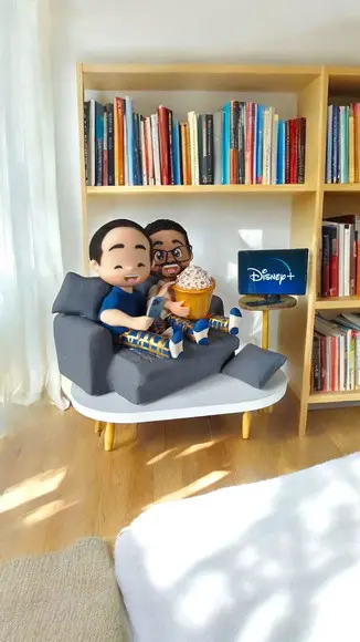 Topo de Bolo Amigos no Sofá Assistindo Tv com Pipoca