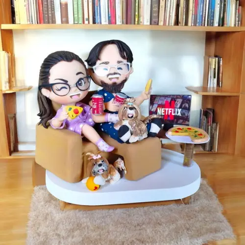 Topo de Bolo Casamento Noivinhos Sofá Netflix Shihtzu
