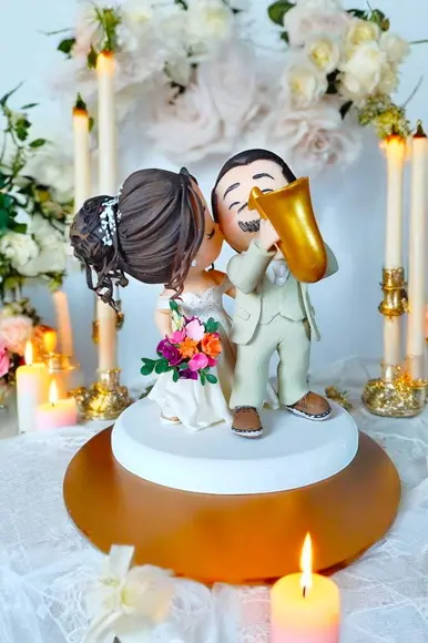 Topo de Bolo Casamento Beijando e Saxofone
