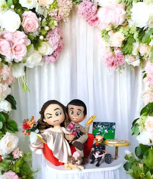 Topo de Bolo Casamento Noivinhos Sofá Jogo Futebol e Pets