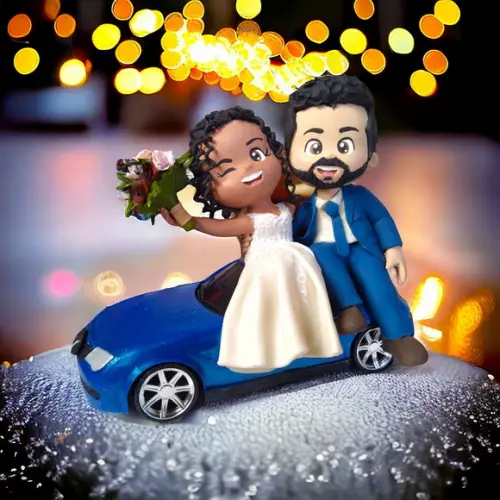 Topo de Bolo Casamento Noivinhos no Carro