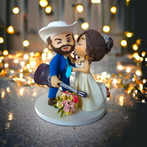 Topo de Bolo Casamento Noivo com Violão e Chapéu Biscuit