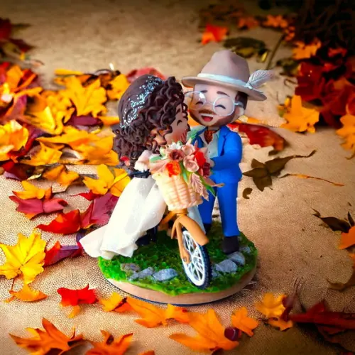Topo de Bolo Casamento Noivos na Bicicleta Biscuit