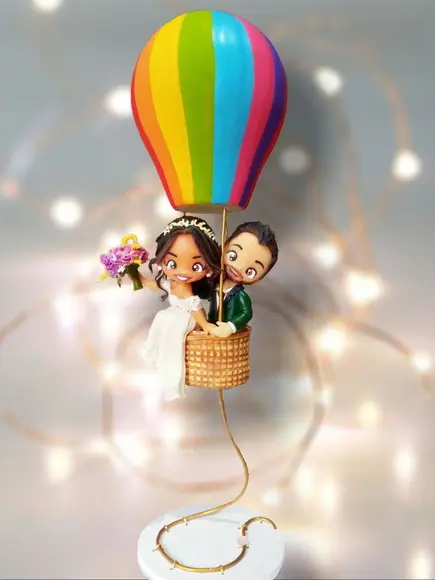 Topo de Bolo Casamento Noivinhos no Balão de Ar Colorido