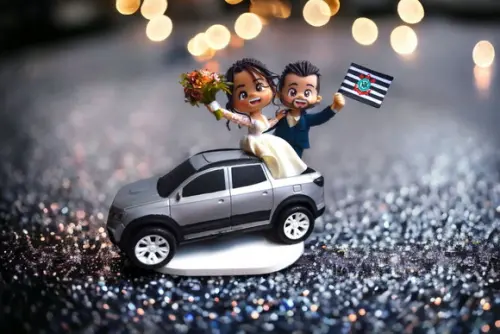 Topo de Bolo Casamento Noivinhos no Carro Viagem Saveiro