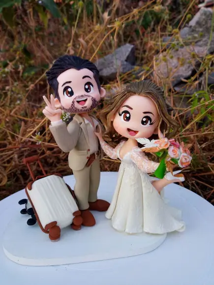 Topo de Bolo Casamento Noivinhos com Malas Viagem Biscuit