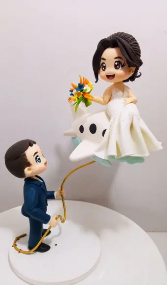Topo de Bolo Casamento Noivinhos no Avião
