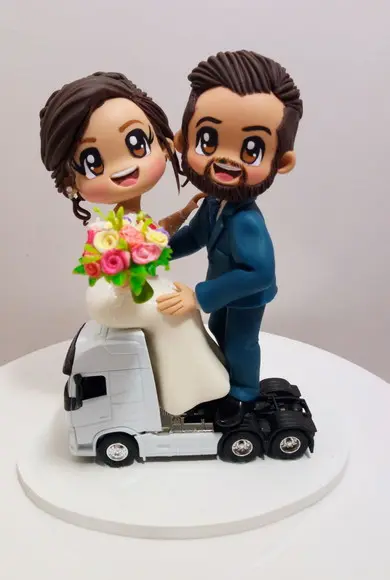 Topo de Bolo Casamento Noivinhos no Caminhão Biscuit