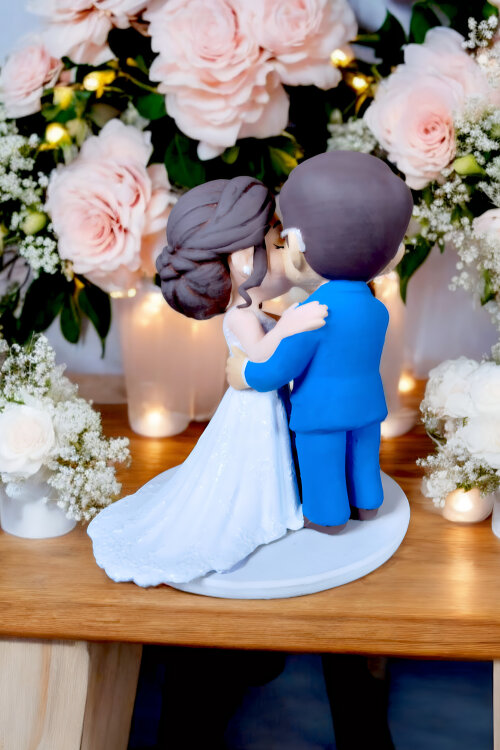 Topo de Bolo Casamento Noivinhos se Beijando com Gato
