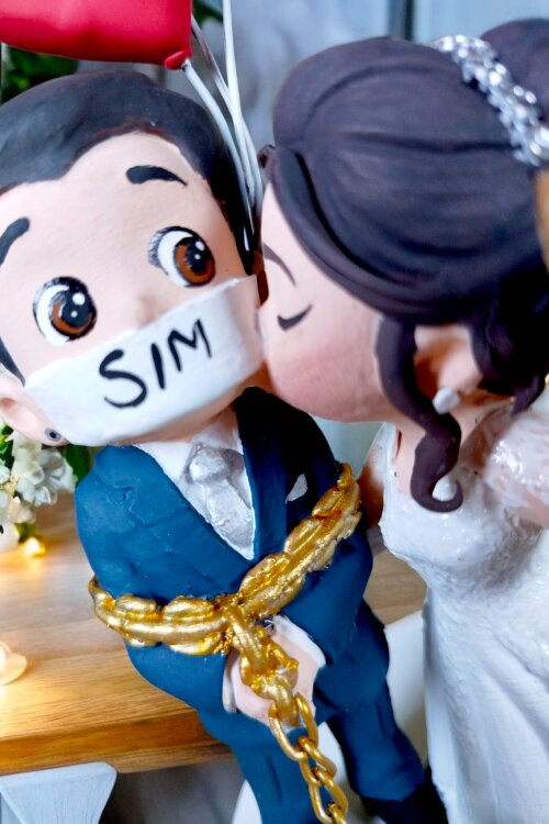 Topo de Bolo Casamento Noivo Beijando Noiva com Balões