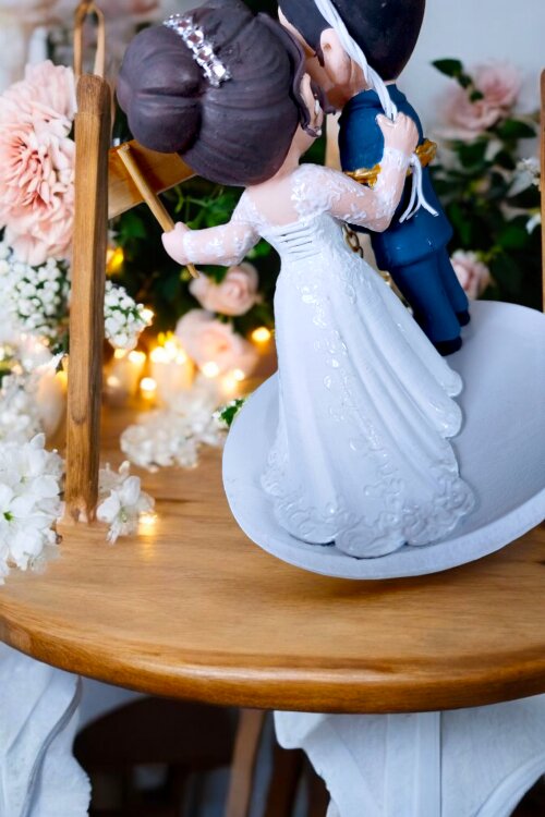 Topo de Bolo Casamento Noivo Beijando Noiva com Balões