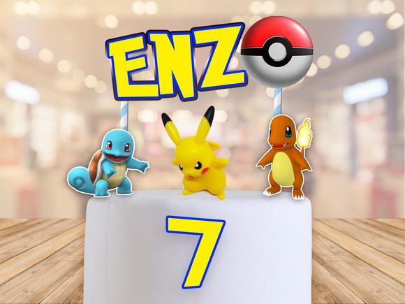 topo de bolo pokemon com miniatura do pikachu em plástico