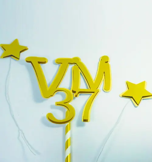 Topo de bolo personalizado com nome e idade dourado