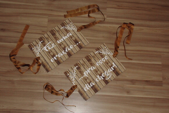 Kit com 2 Plaquinhas para Cadeira dos Noivos