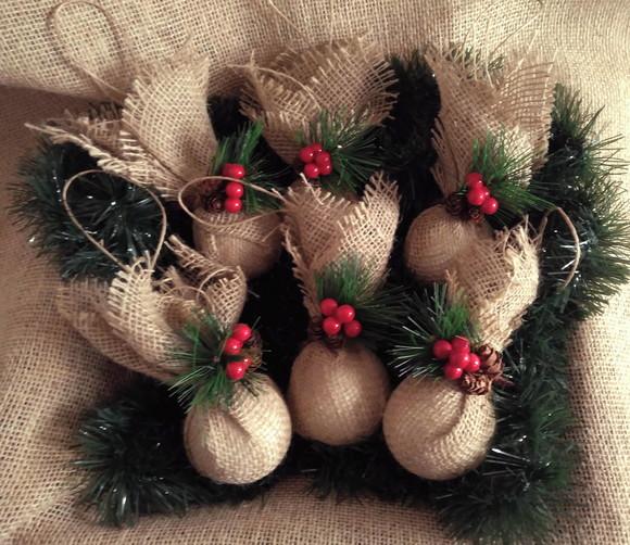 Kit 8 Bolas de Natal em Juta com Aplicação de Azevinhos