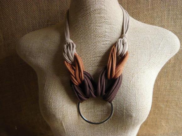 Colar de Tecido com Detalhes em Metal
