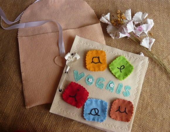 Livro de Feltro Vogais com Envelope