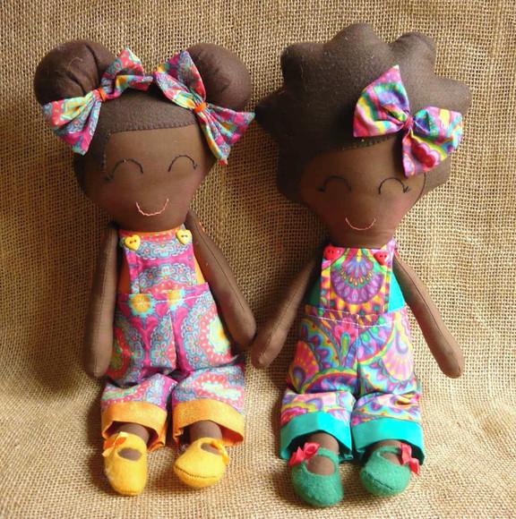 Boneca Negra de Pano para Brincar - Serelepe