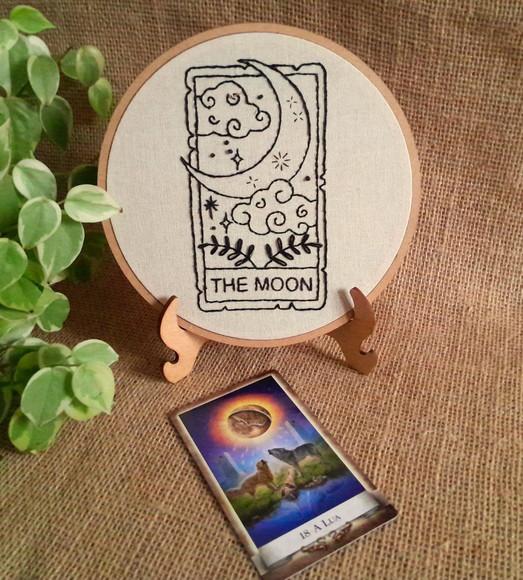 a Lua - Carta de Tarot - Bordado Livre