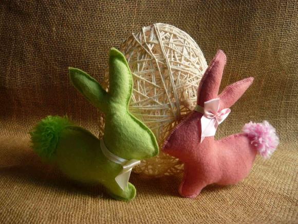 Ovo de Barbante e Coelhos de Feltro