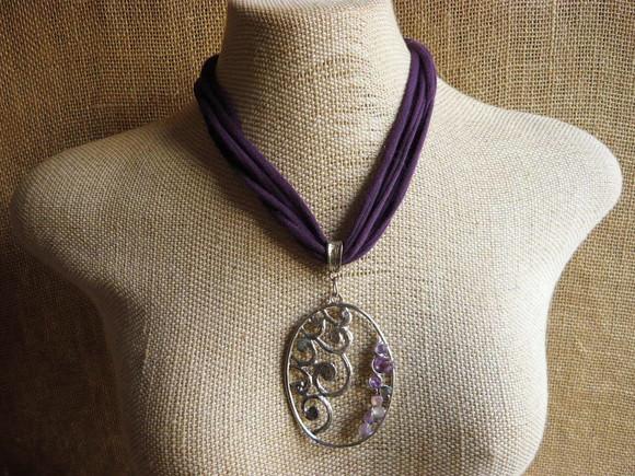 Colar de Tecido Roxo com metal e quartzo lilás