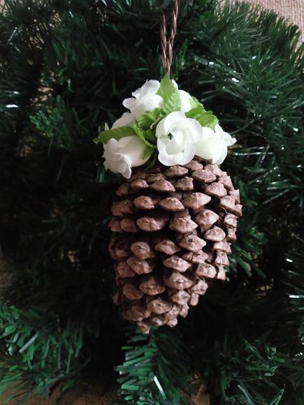 Kit com 6 Pinhas Naturais com Flores para Árvores de Natal
