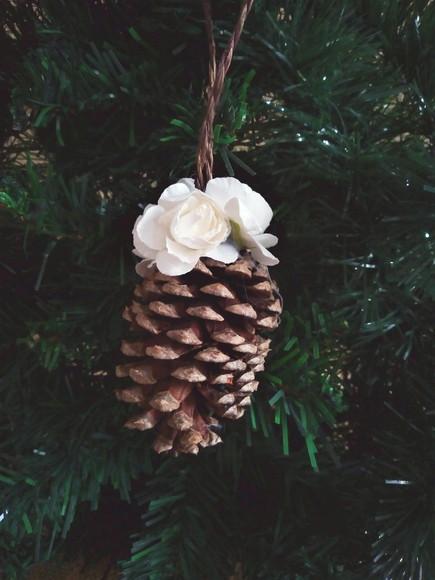 Kit com 6 Pinhas Naturais com Flores para Árvores de Natal