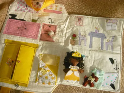 Bolsa casinha de Bonecas - Boneca Negra