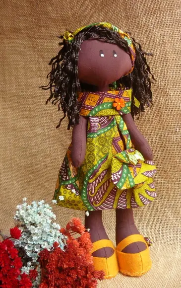 Boneca Negra com Vestido