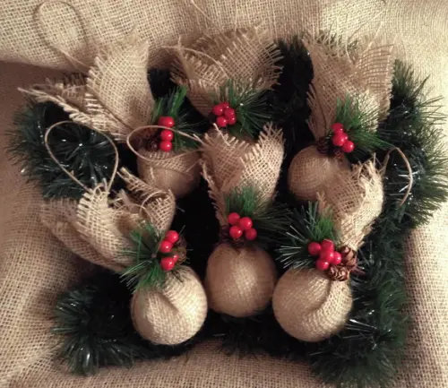 Kit 8 Bolas de Natal em Juta com Aplicação de Azevinhos