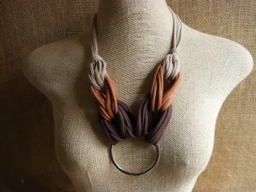 Colar de Tecido com Detalhes em Metal