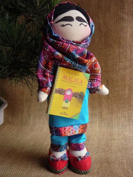 Boneca Malala de Tecido
