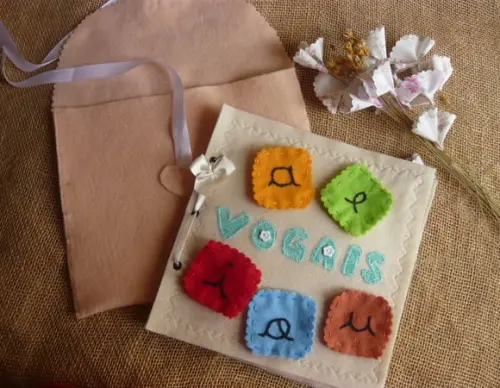 Livro de Feltro Vogais com Envelope