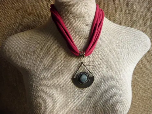 Colar de Tecido vermelho com metal e pedras