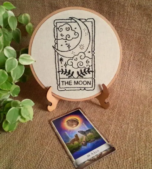a Lua - Carta de Tarot - Bordado Livre