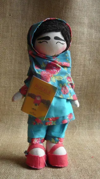 Boneca Malala de tecido
