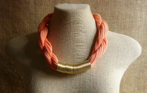 Colar de Tecido com Detalhes em Metal