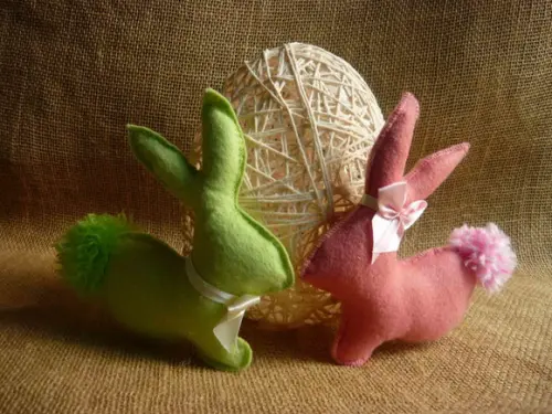 Ovo de Barbante e Coelhos de Feltro