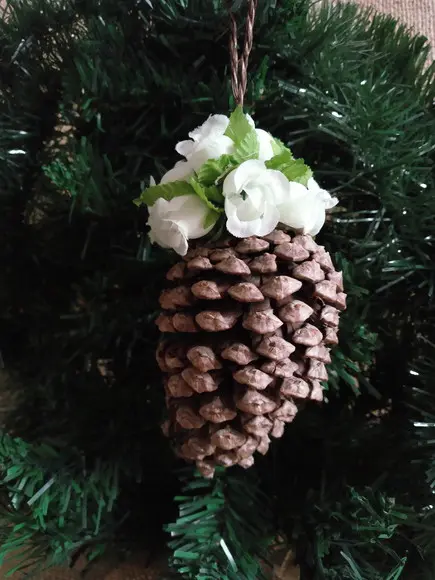 Kit com 6 Pinhas Naturais com Flores para Árvores de Natal