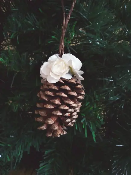 Kit com 6 Pinhas Naturais com Flores para Árvores de Natal