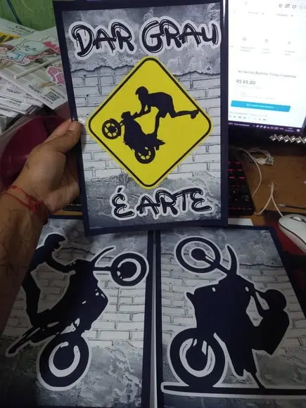 Kit Posteres Moto ( Dar Grau ) Empinando