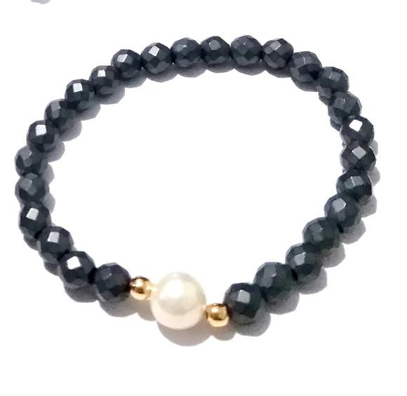 Pulseira com hematitas fosca facetadas e pérola shell