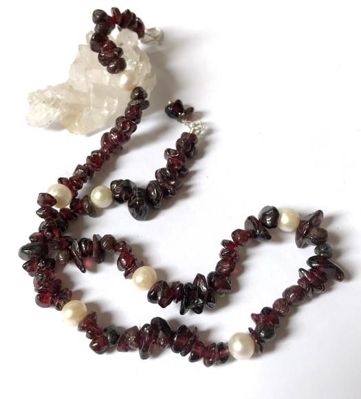 Colar Choker de Granadas e Pérolas de Agua Doce Fecho Prata