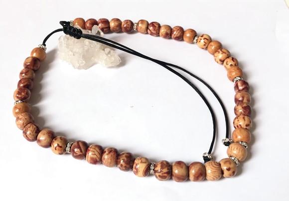 Choker Colar Ajustavel com Madeira Decorada e Fio de Seda